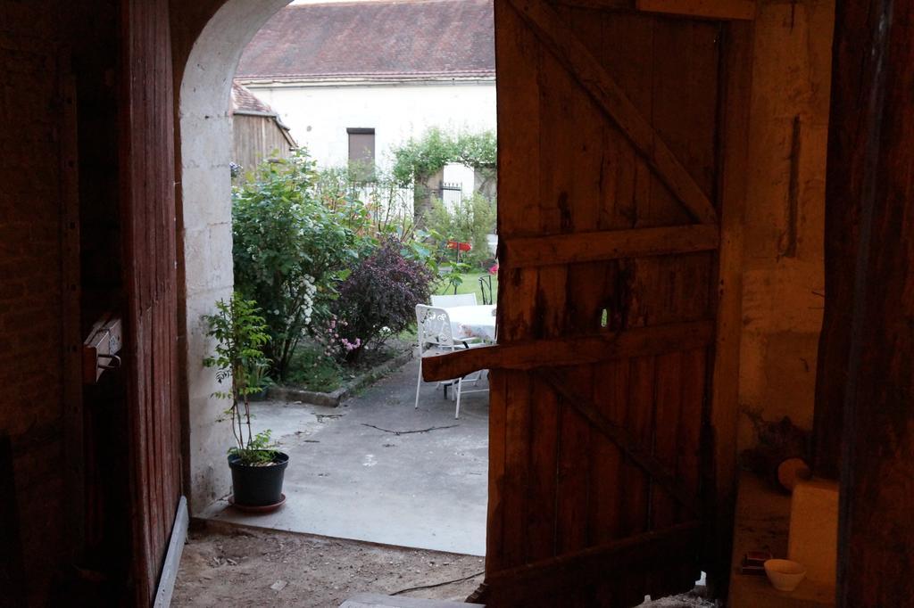La Grille Fleurie, Chambres D'Hote Chez L'Habitant Arthonnay Exterior photo